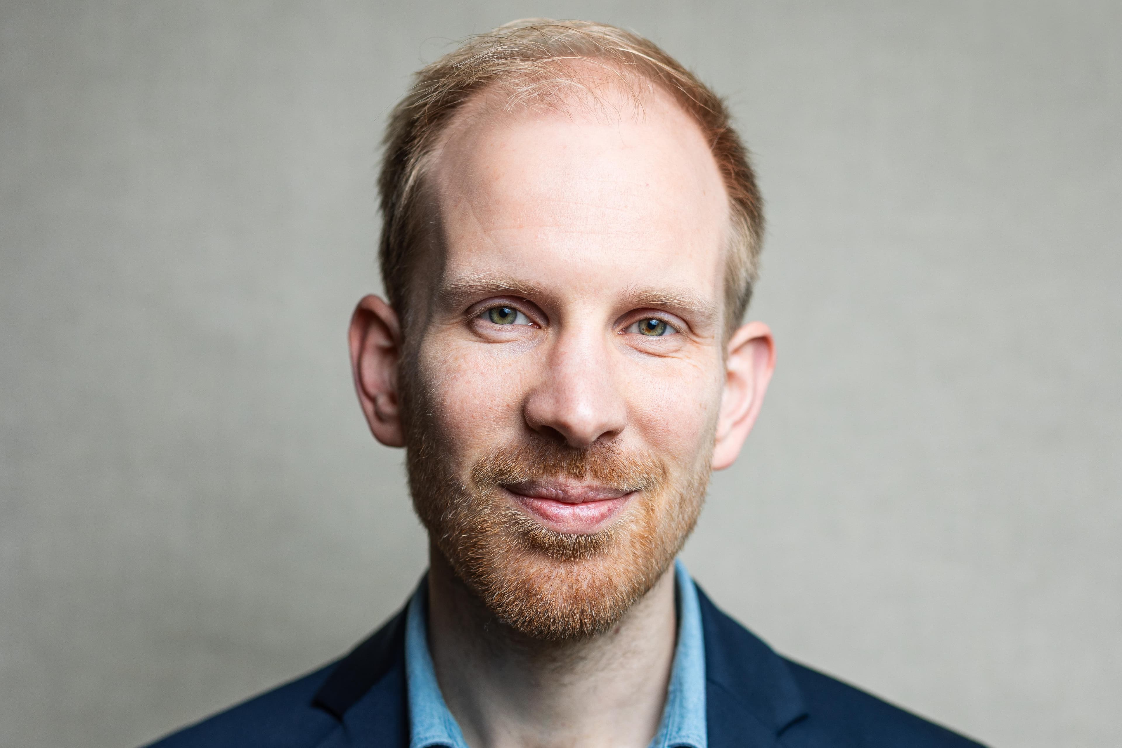 https://dkqj4hmn5mktp.cloudfront.net/Rutger_Bregman_2024_20_50ef2ce61c.jpg